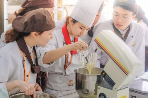 <b>选择广州烘焙培训学校要注意什么？</b>