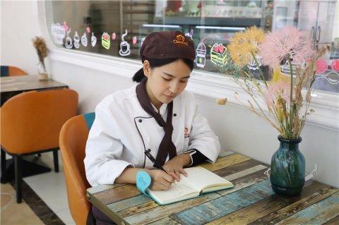 学生专访 | 潘路路：我只想为自己打工！