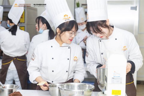 志愿填报解答 | 初高中毕业学西点，为什么要选长期专业？